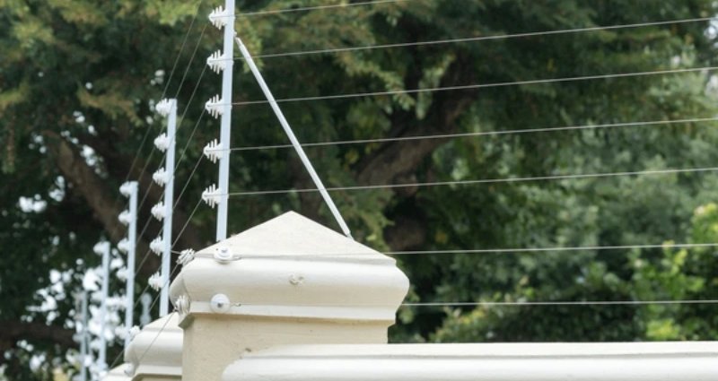 Cercado eléctrico instalado sobre un muro